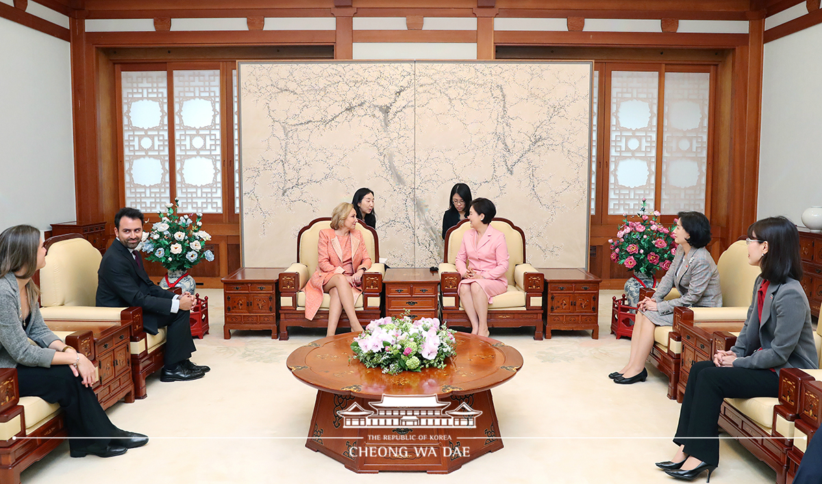 First Lady Kim Jung-sook meeting with Chilean First Lady María Cecilia Morel Montes at Cheong Wa Dae 