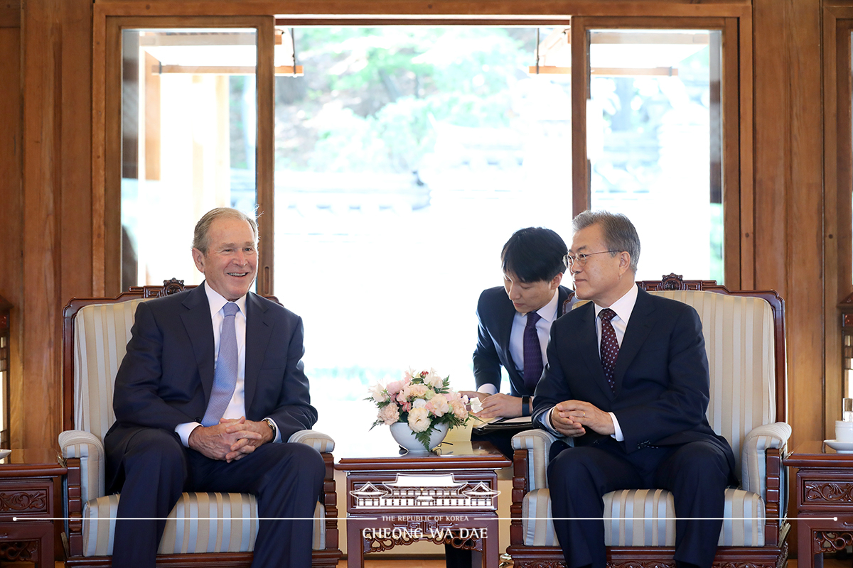 Meeting with former U.S. President George W. Bush at Cheong Wa Dae 