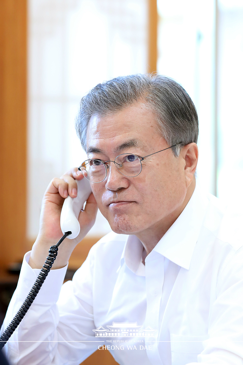 Speaking by phone with Indonesian President Joko Widodo at Cheong Wa Dae 