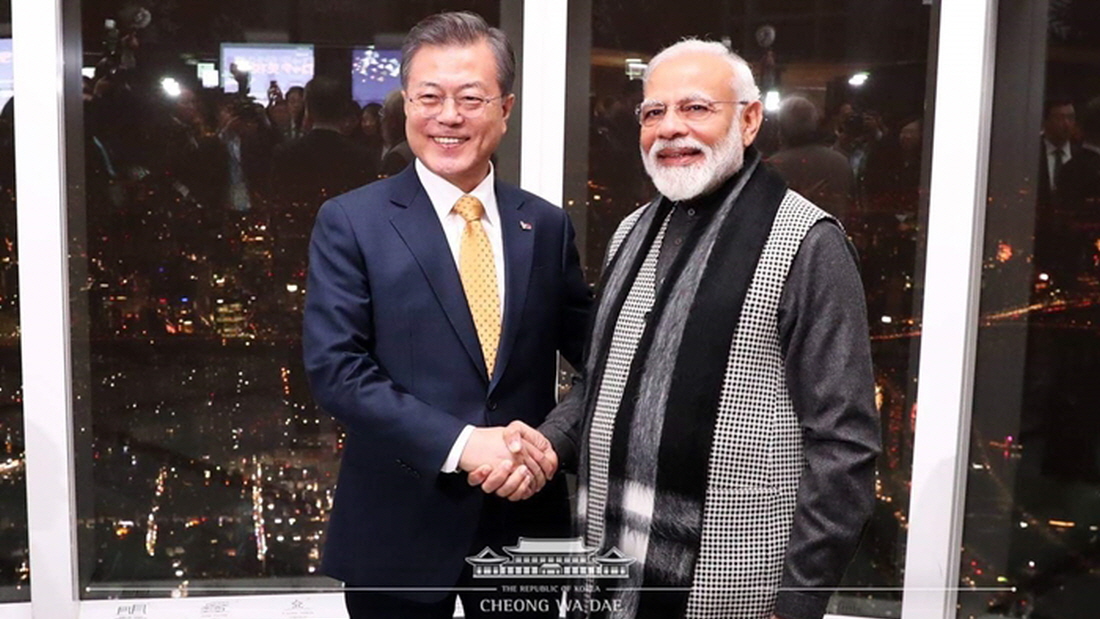 President Moon Jae-in on May 24 congratulated Indian Prime Minister Narendra Modi on his reelection via Facebook. This photo taken in February shows the president (left) and Modi at Lotte World Tower in Seoul.