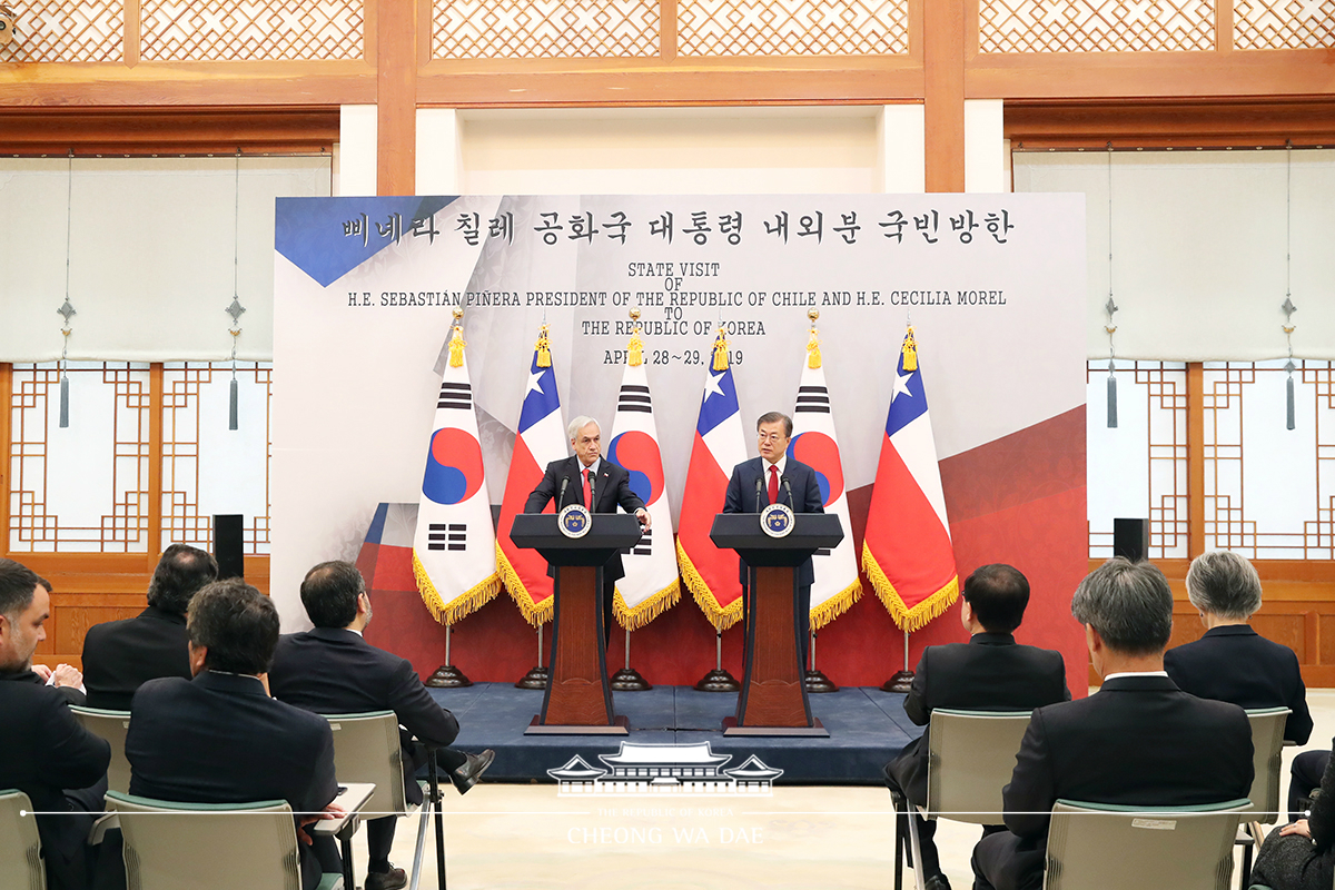 Holding a joint press conference following the Korea-Chile summit at Cheong Wa Dae 