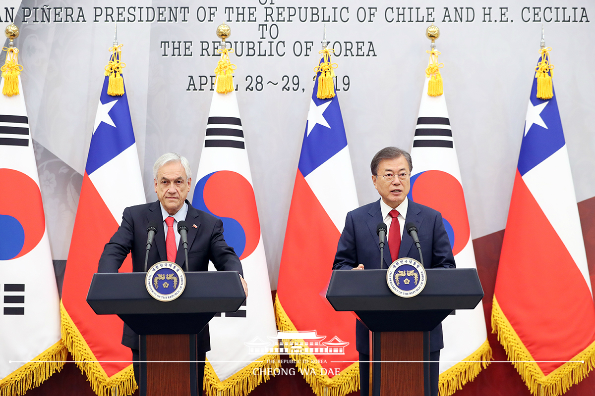 Holding a joint press conference following the Korea-Chile summit at Cheong Wa Dae 