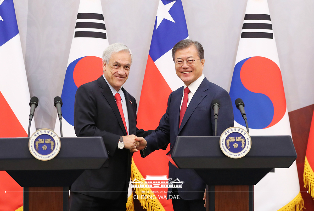 Holding a joint press conference following the Korea-Chile summit at Cheong Wa Dae 