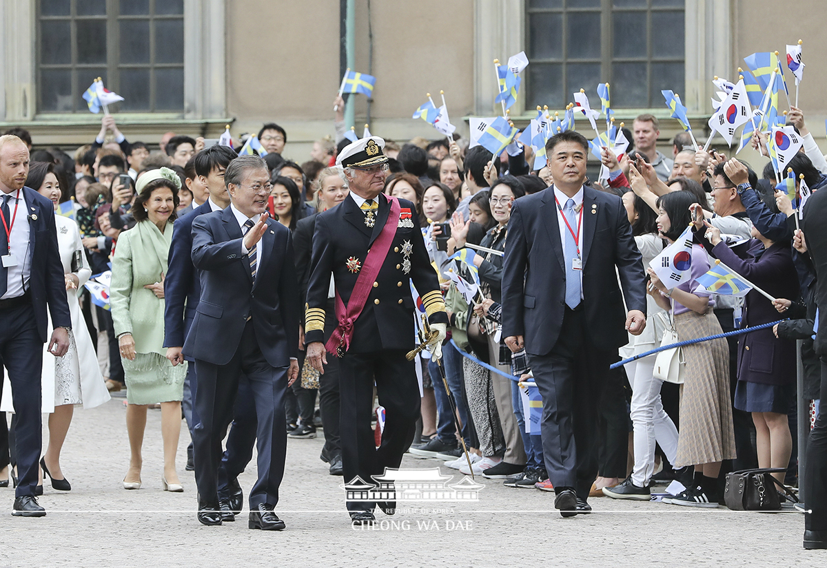 Attending the official welcoming ceremony and posing for a commemorative photo at the Royal Palace in Stockholm, Sweden 