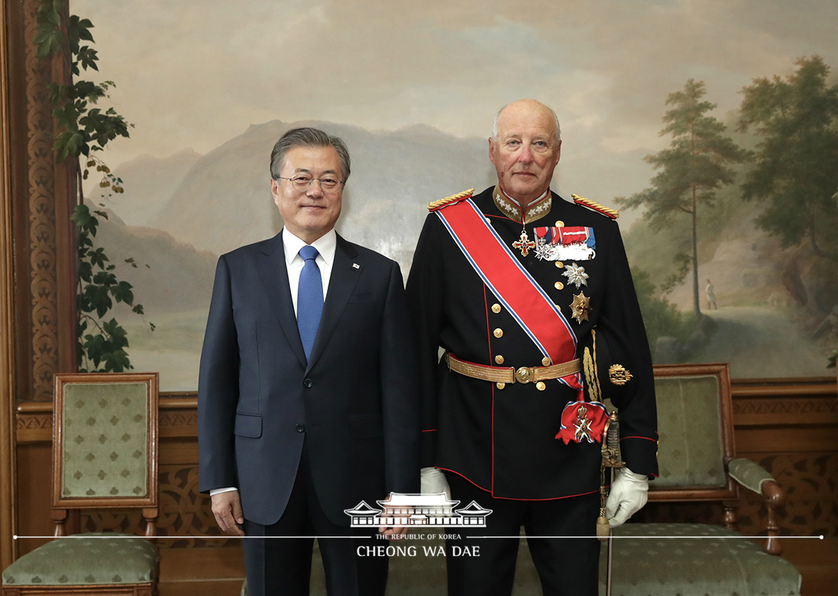 Attending the official welcoming ceremony at the Palace Square and posing for commemorative photos in Oslo, Norway