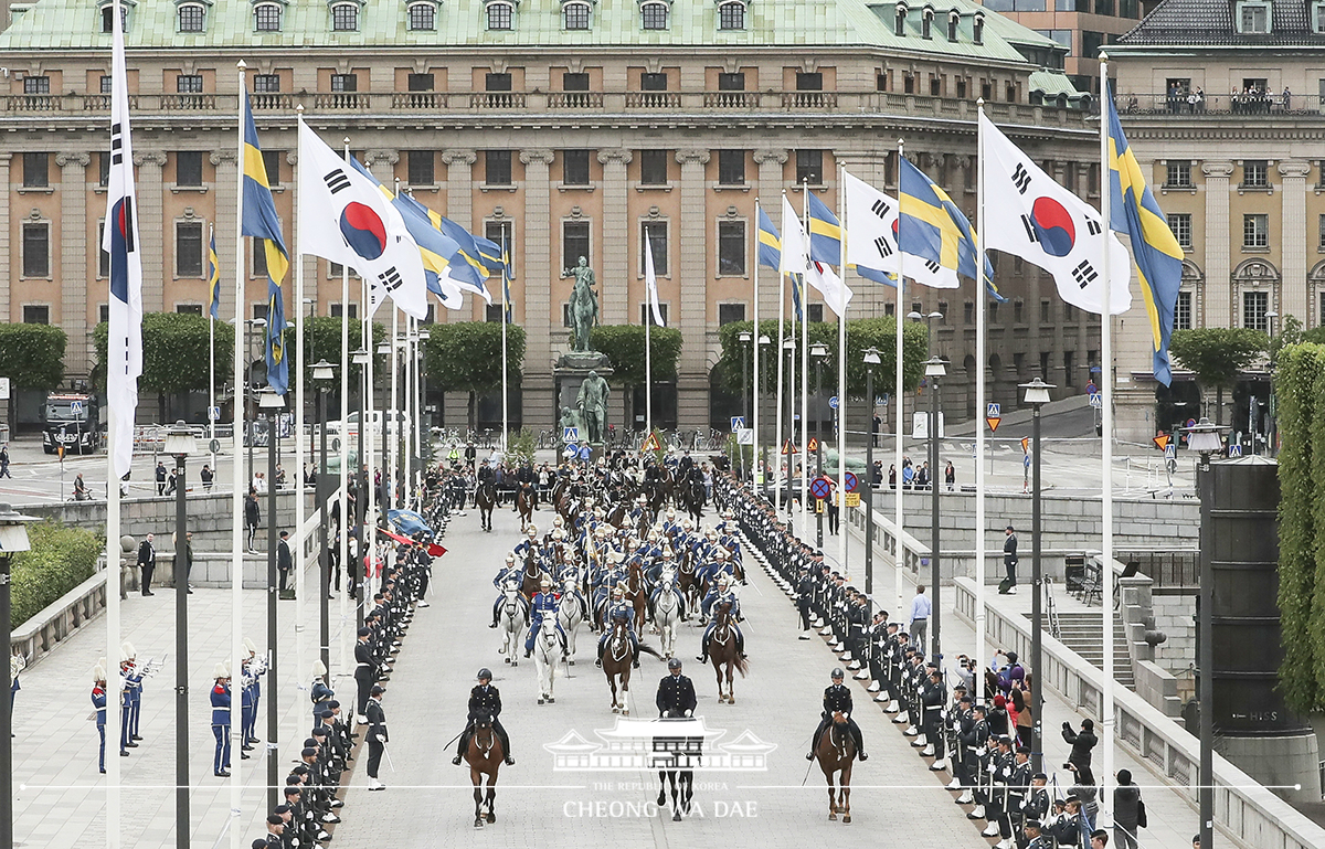 Attending the official welcoming ceremony and posing for a commemorative photo at the Royal Palace in Stockholm, Sweden 