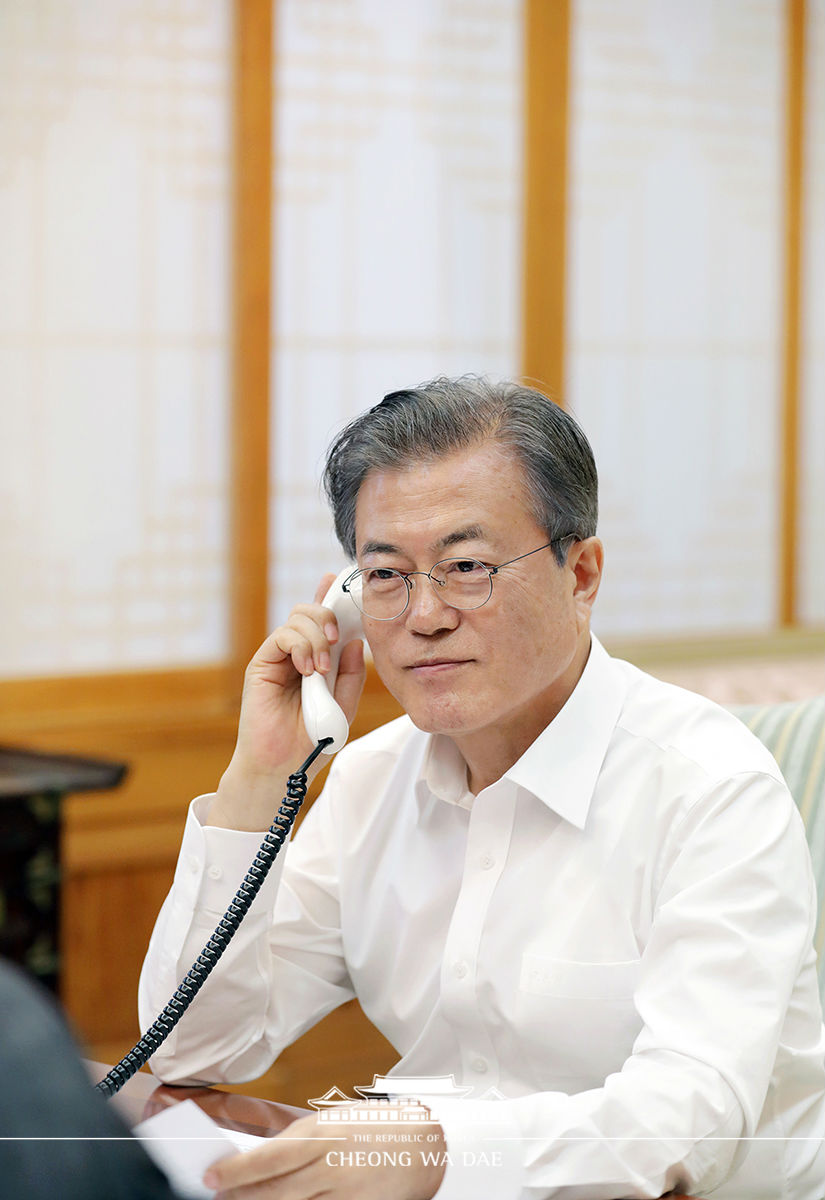 Speaking by phone with Indian Prime Minister Narendra Modi at Cheong Wa Dae