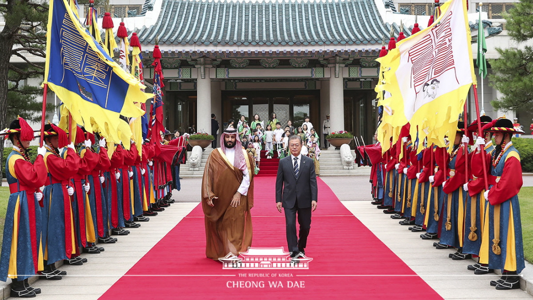 President Moon Jae-in (right) and Saudi Arabian Crown Prince Mohammed Bin Salman on June 26 inspect an honor guard during a welcoming ceremony at Cheong Wa Dae. (Cheong Wa Dae)