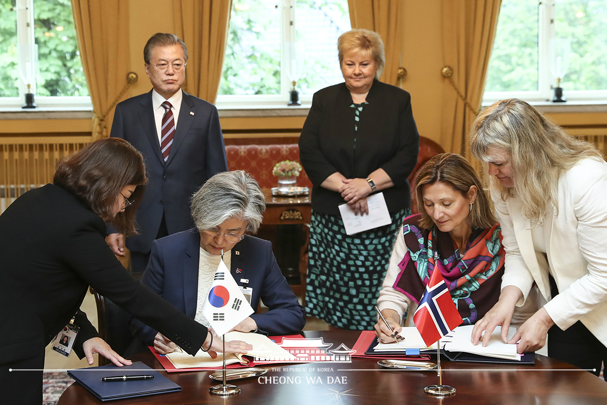 Attending a Korea-Norway MOU signing ceremony in Oslo 