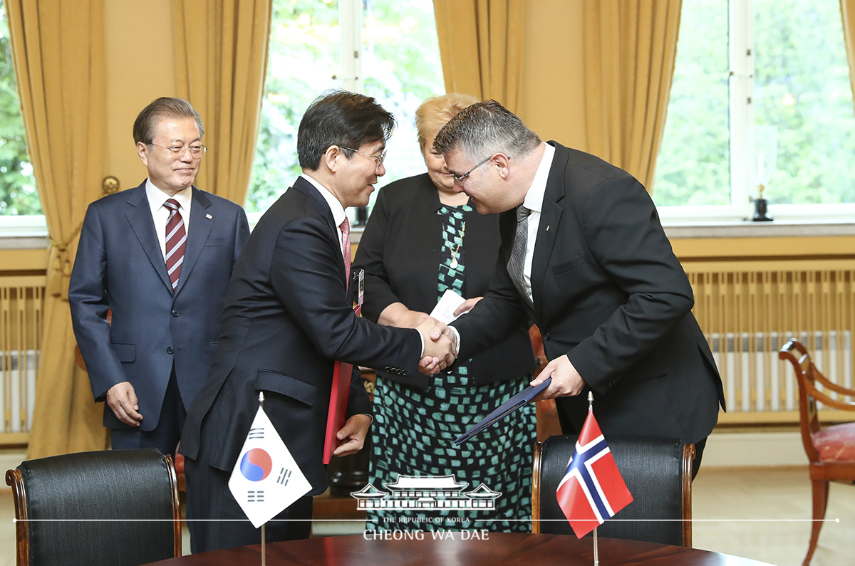 Attending a Korea-Norway MOU signing ceremony in Oslo 