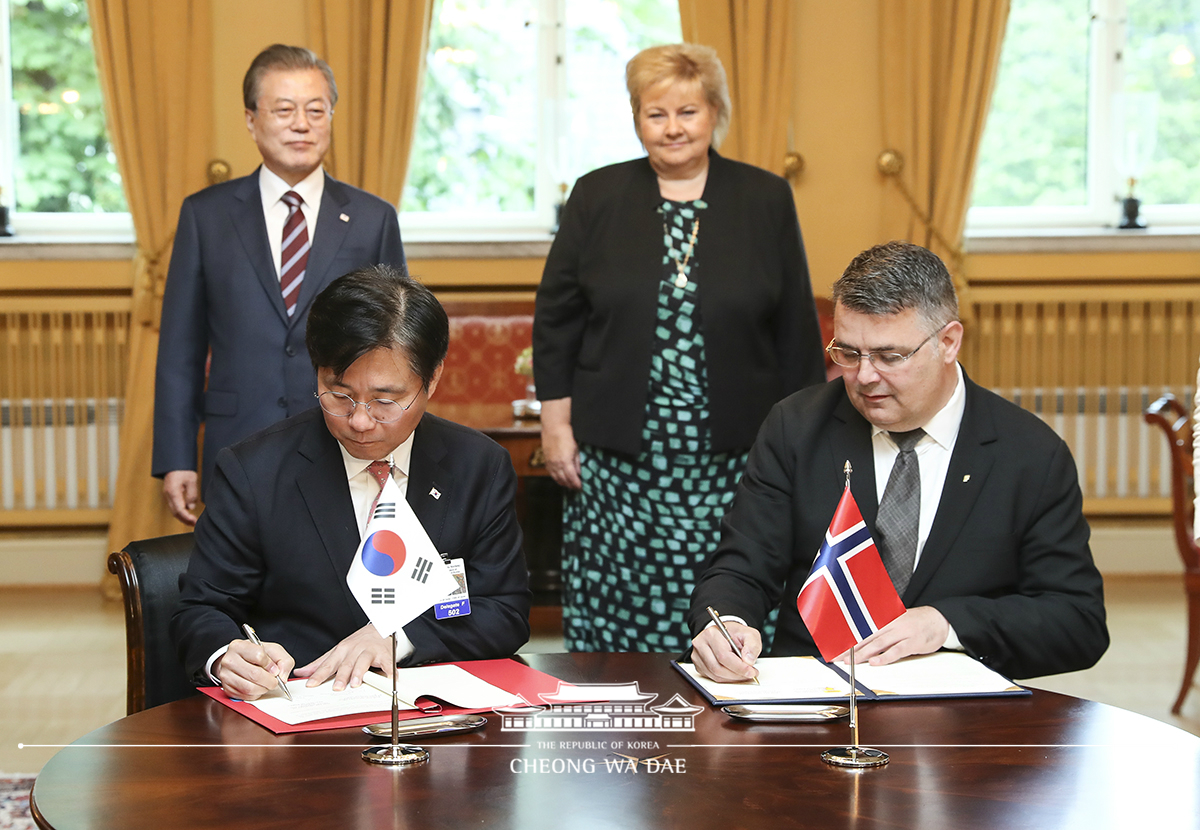 Attending a Korea-Norway MOU signing ceremony in Oslo 