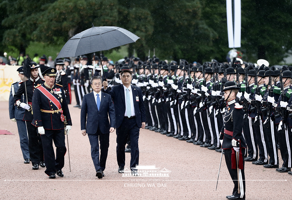 Attending the official welcoming ceremony at the Palace Square and posing for commemorative photos in Oslo, Norway