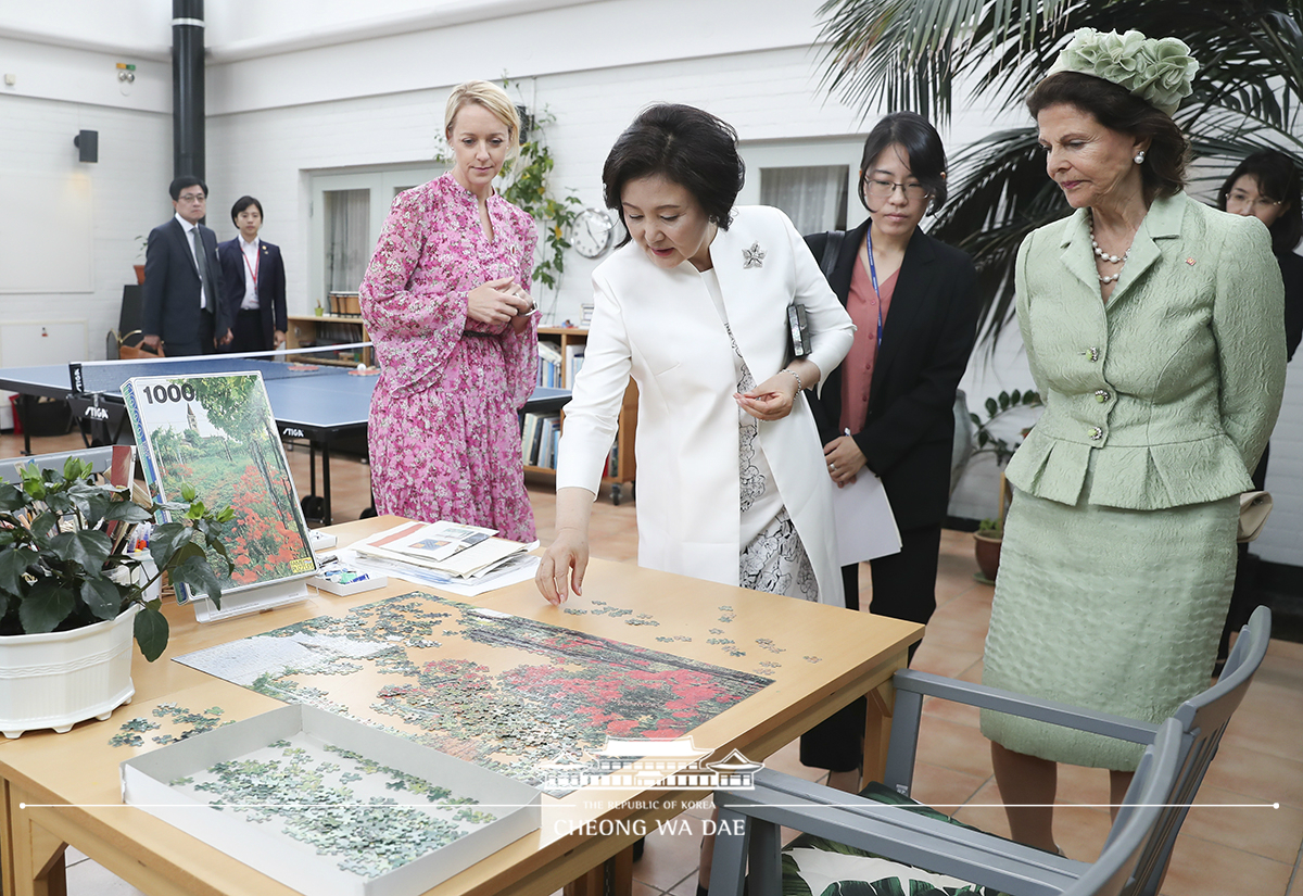 First Lady Kim Jung-sook visiting Silvia Home, a dementia center founded by Her Majesty Queen Silvia of Sweden 