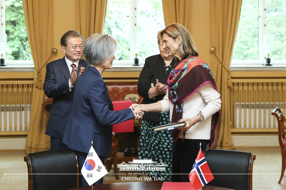 Attending a Korea-Norway MOU signing ceremony in Oslo 