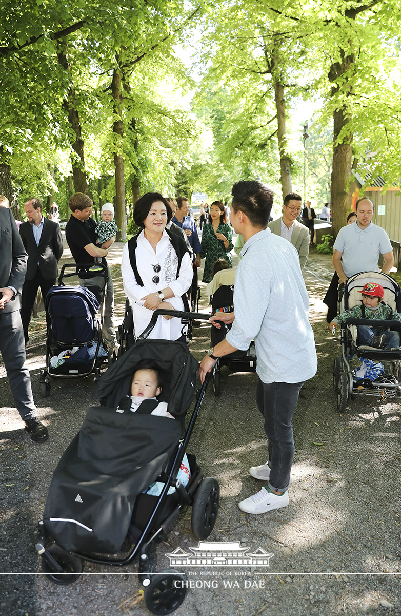 First Lady Kim Jung-sook meeting with "latte papas," a Swedish term for fathers taking a parental leave to look after their children 