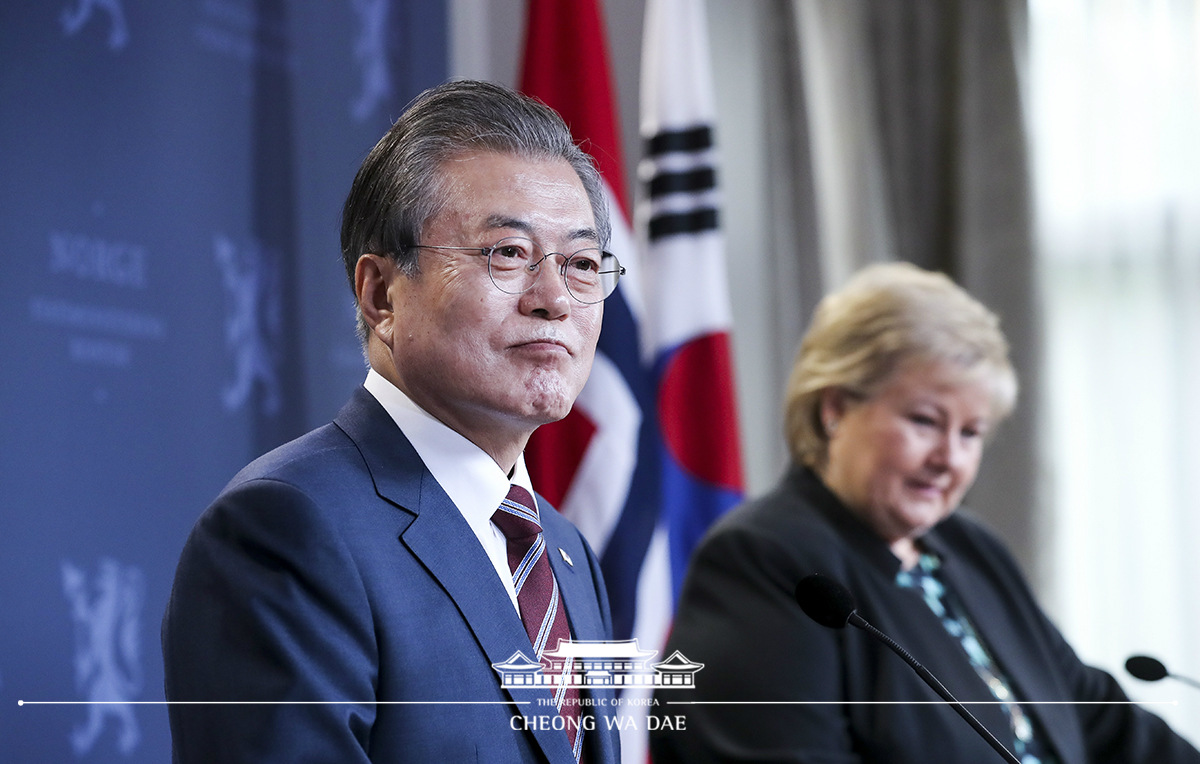 Holding a joint press conference following the Korea-Norway summit in Oslo 