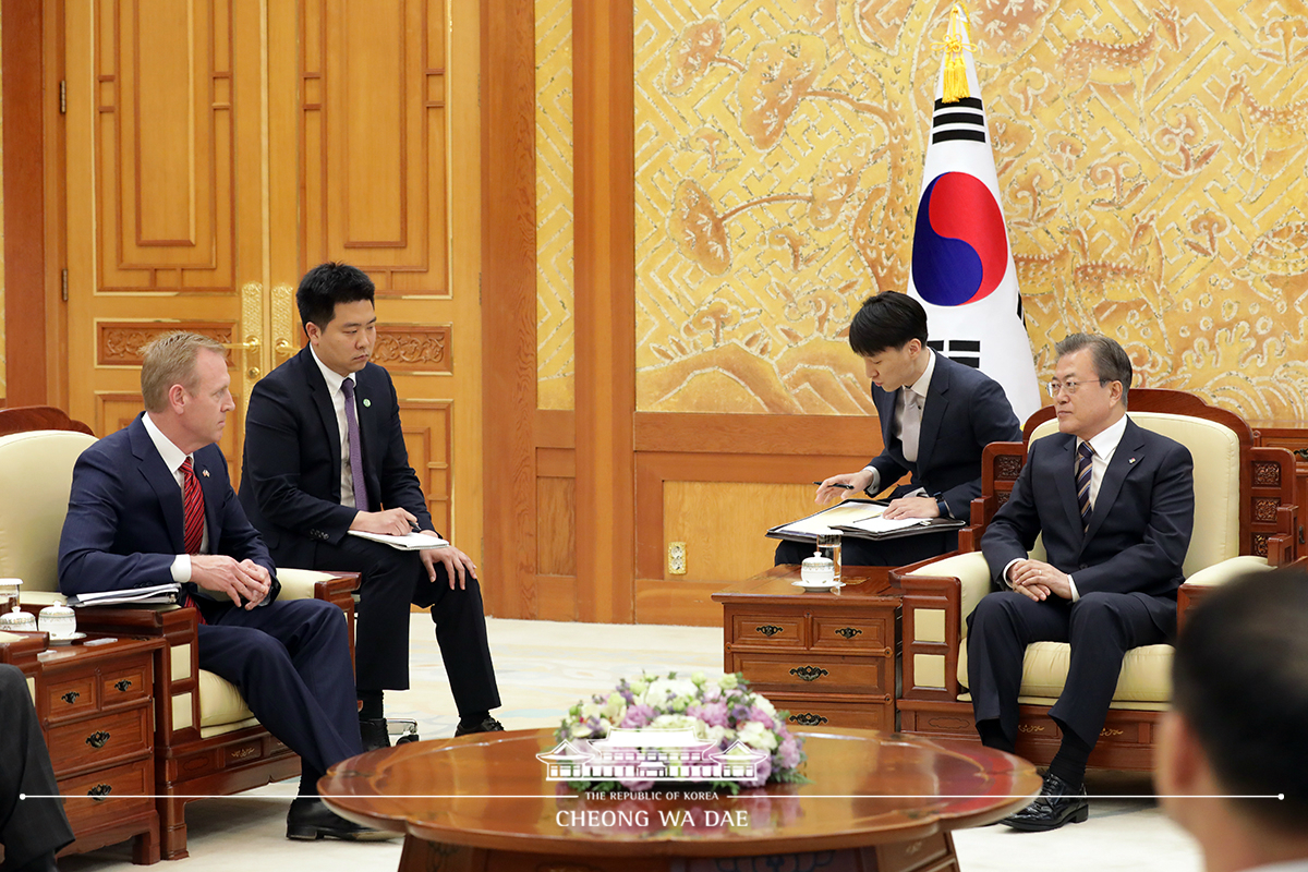 Meeting with acting U.S. Secretary of Defense Patrick Shanahan at Cheong Wa Dae