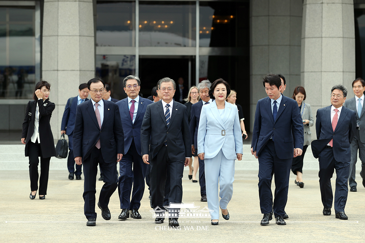 Departing from Seoul Air Base for state visits to Finland, Norway and Sweden