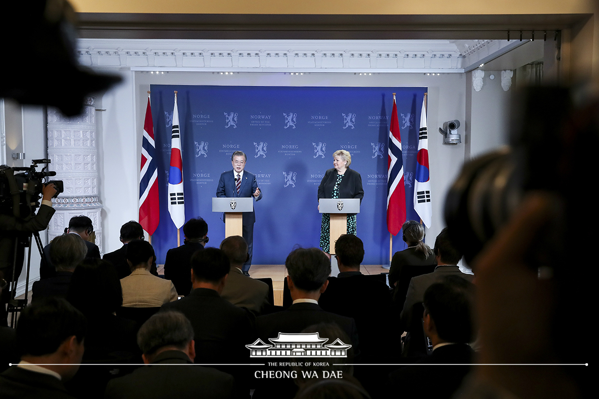 Holding a joint press conference following the Korea-Norway summit in Oslo 