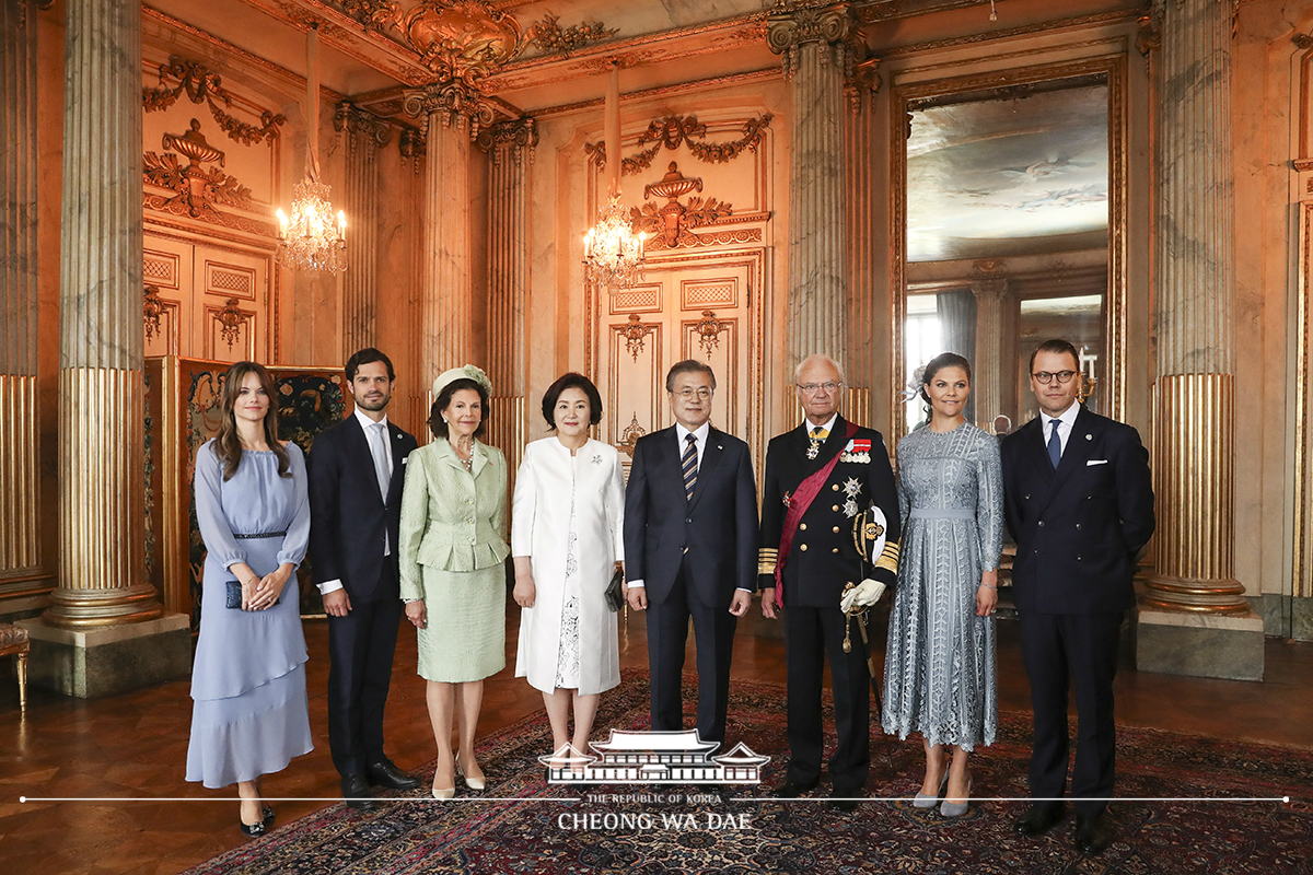 Attending the official welcoming ceremony and posing for a commemorative photo at the Royal Palace in Stockholm, Sweden 