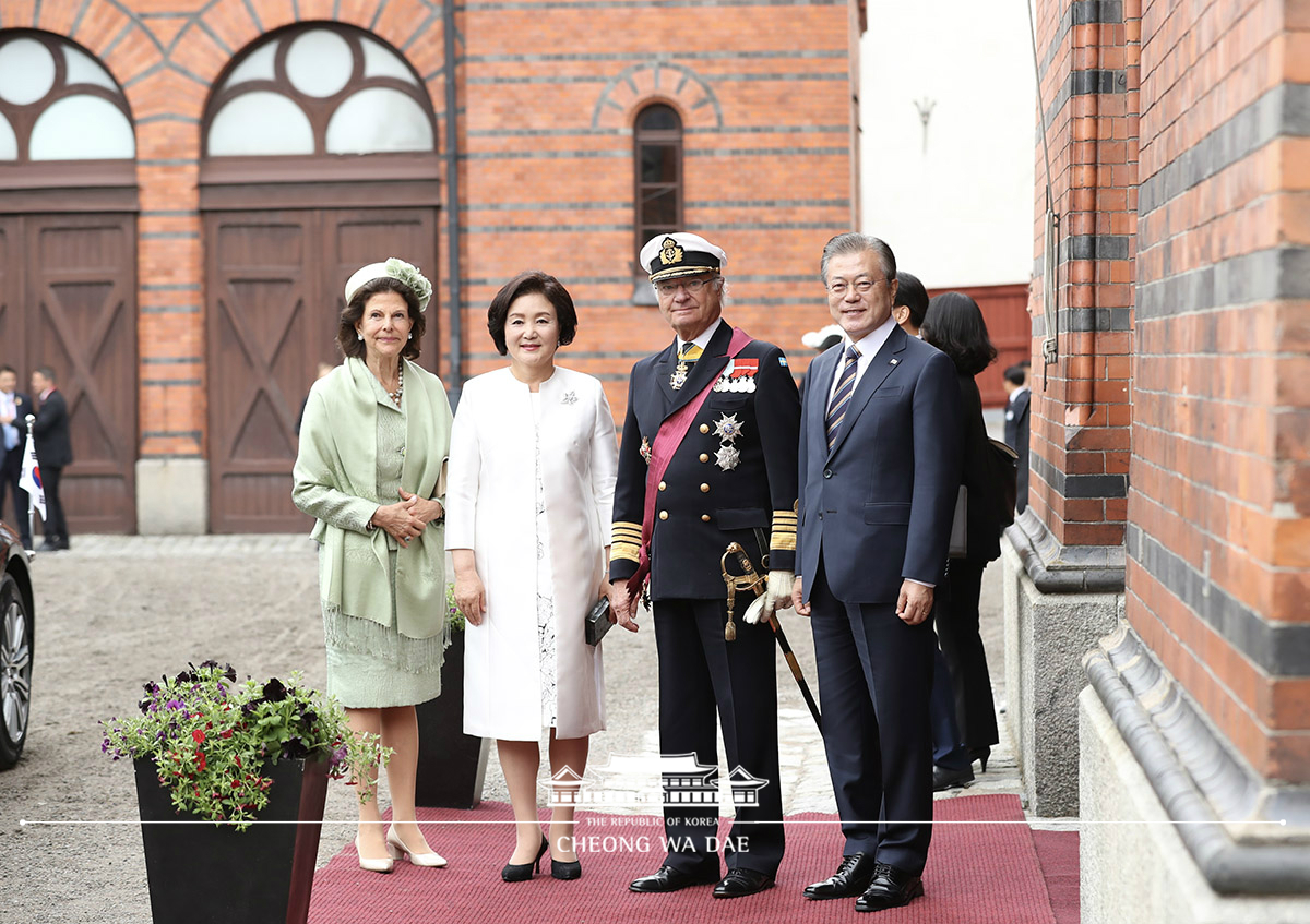 Taking a carriage ride to reach the Royal Palace for the official welcoming ceremony in Stockholm, Sweden 