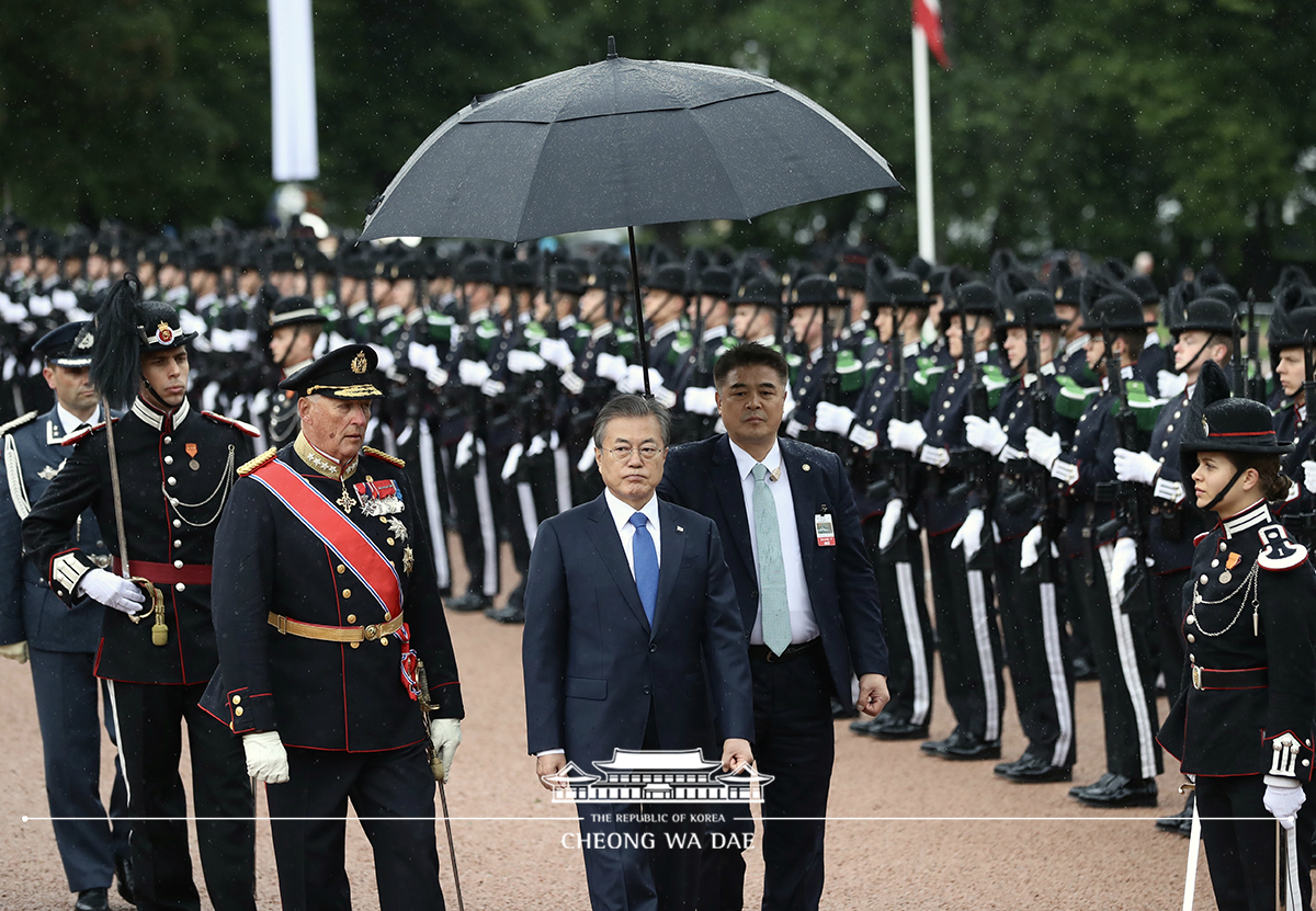 Attending the official welcoming ceremony at the Palace Square and posing for commemorative photos in Oslo, Norway