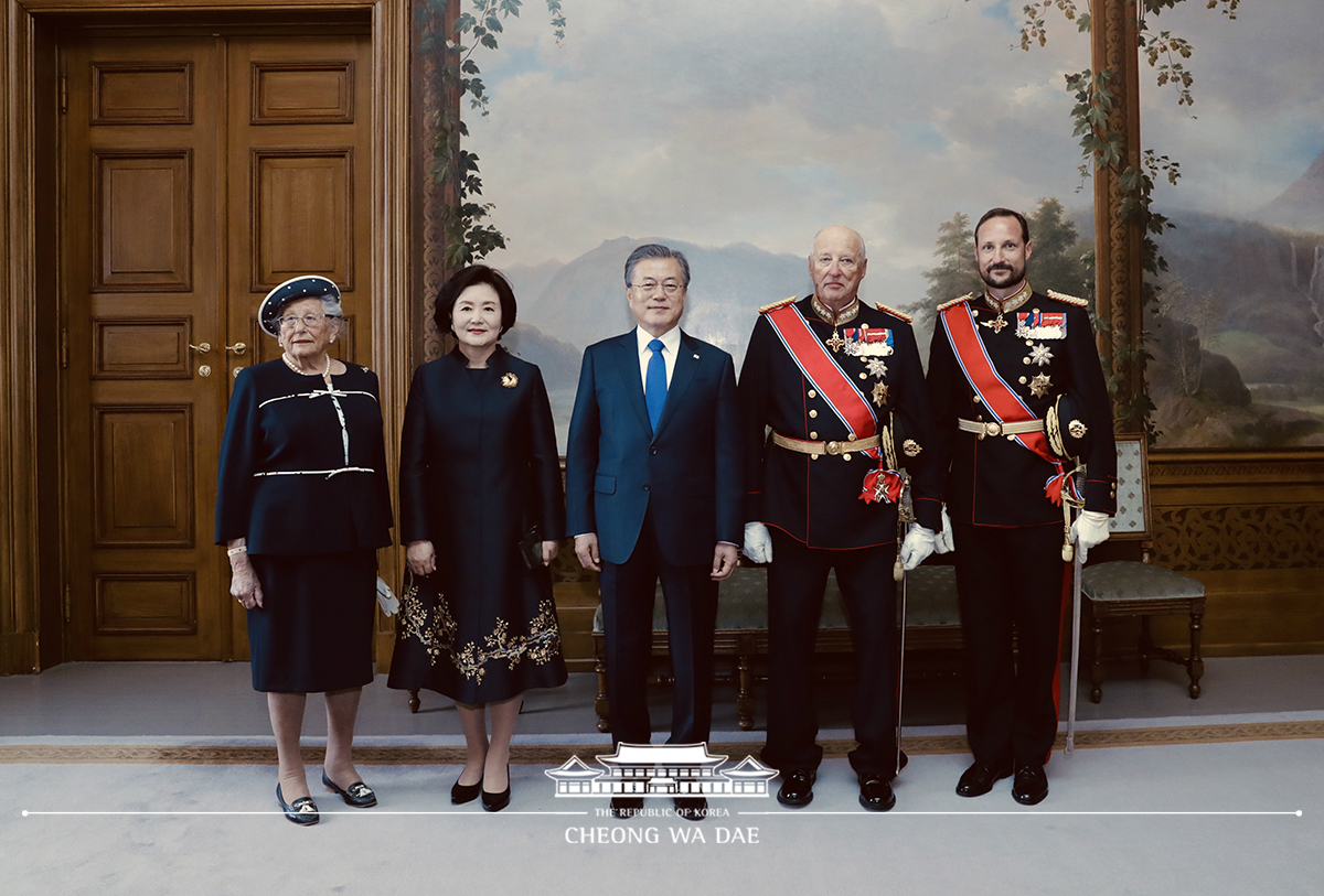 Attending the official welcoming ceremony at the Palace Square and posing for commemorative photos in Oslo, Norway