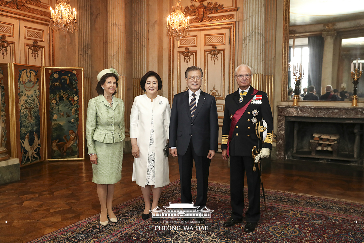 Attending the official welcoming ceremony and posing for a commemorative photo at the Royal Palace in Stockholm, Sweden 