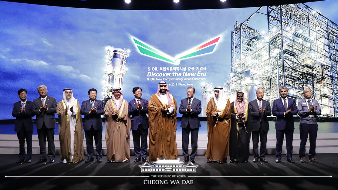 President Moon Jae-I and Saudi Arabian Crown Prince Mohammed Bin Salman on June 26 attend a ceremony in Seoul marking the completion of a new complex built by the Korean company S-Oil. 