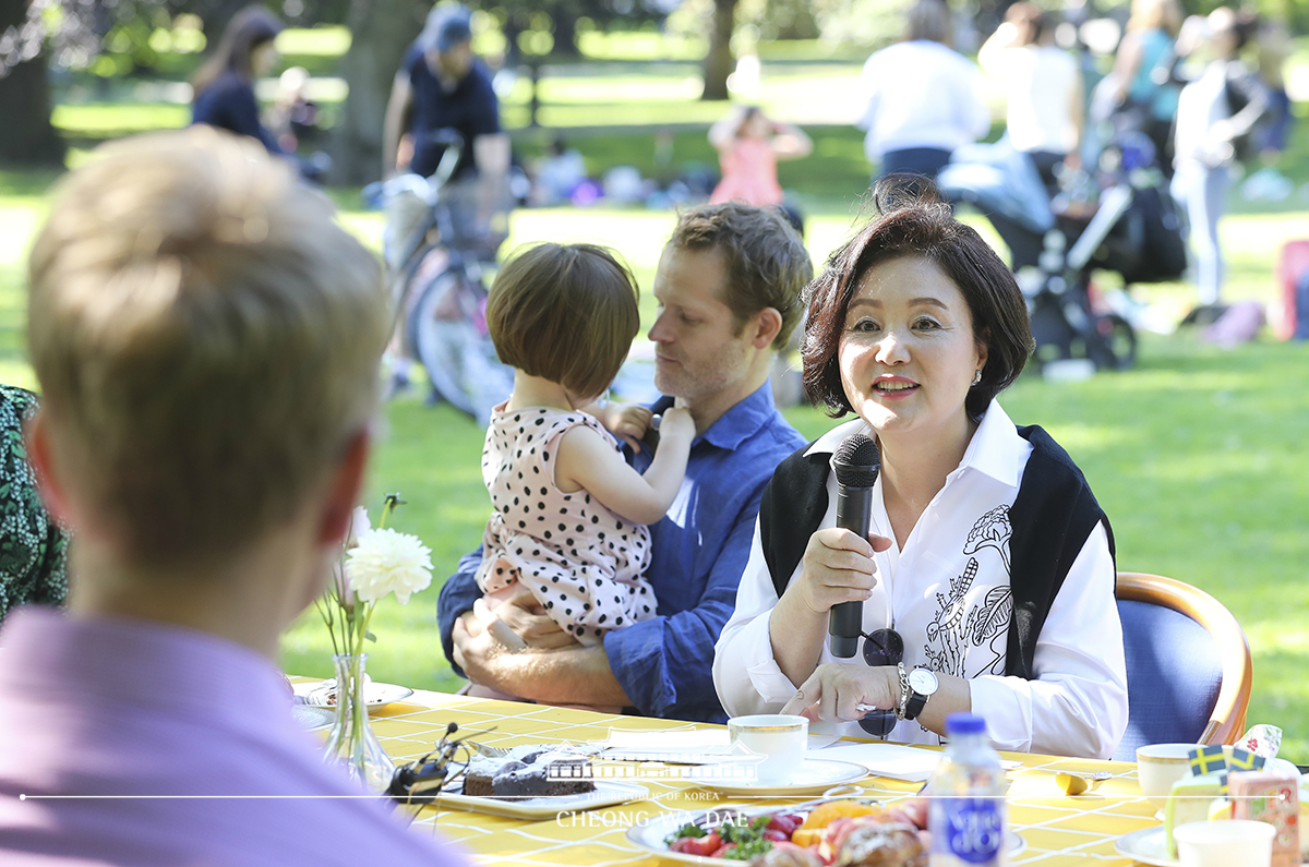 First Lady Kim Jung-sook meeting with "latte papas," a Swedish term for fathers taking a parental leave to look after their children 