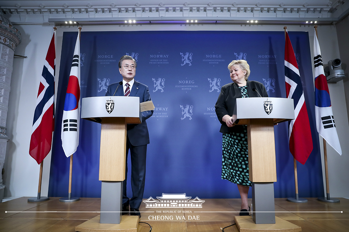 Holding a joint press conference following the Korea-Norway summit in Oslo 