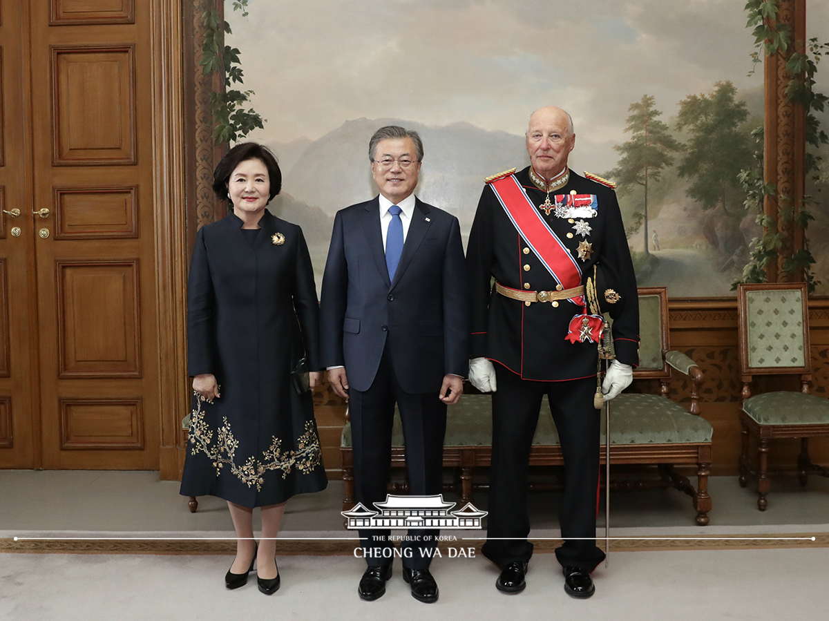 Attending the official welcoming ceremony at the Palace Square and posing for commemorative photos in Oslo, Norway