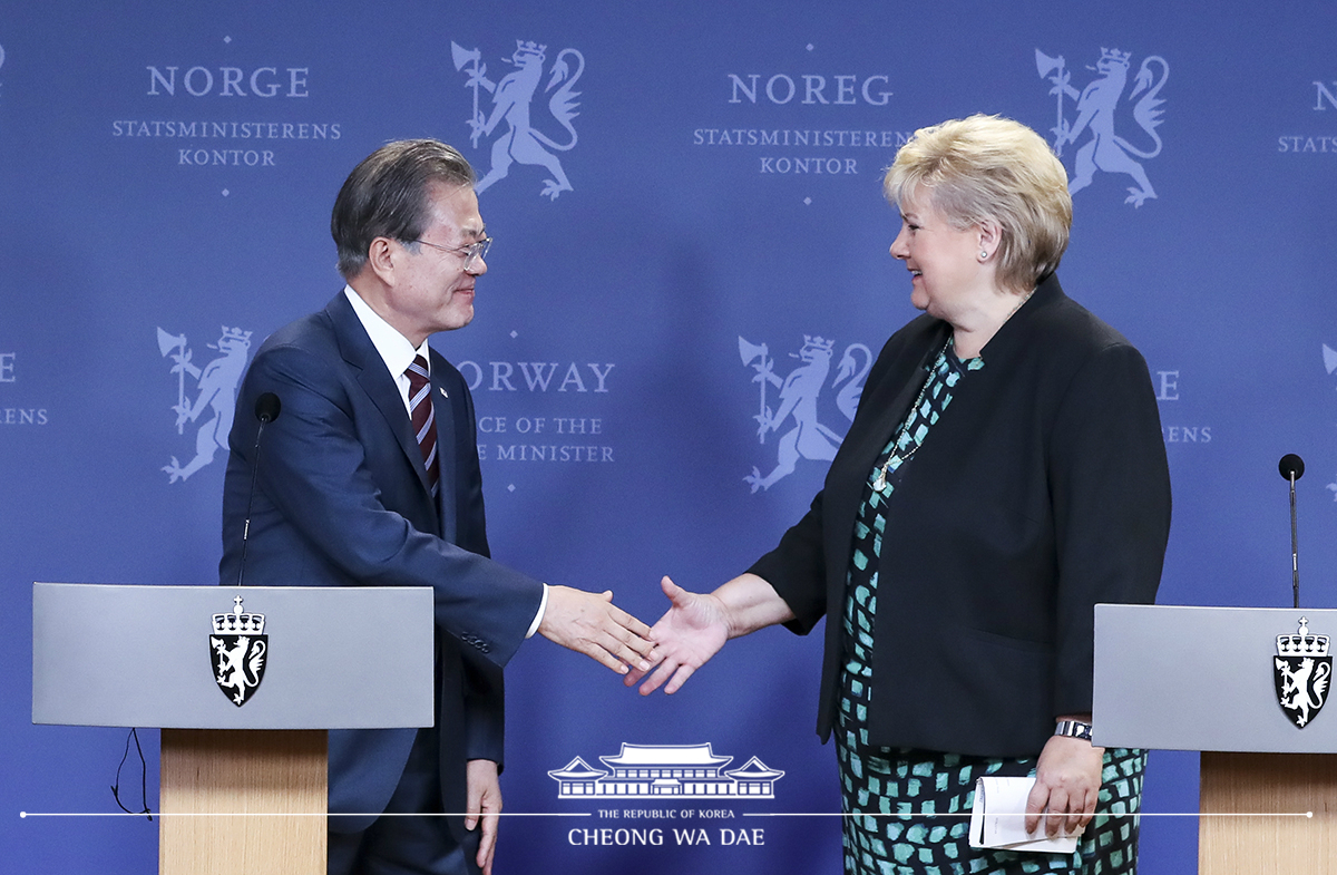 Holding a joint press conference following the Korea-Norway summit in Oslo 