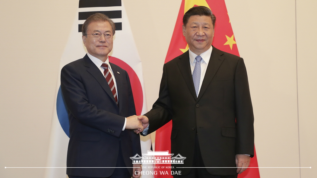 President Moon Jae-in (left) and Chinese President Xi Jinping on June 27 shake hands after holding bilateral talks on the sidelines of the G-20 summit in Osaka, Japan. (Cheong Wa Dae)