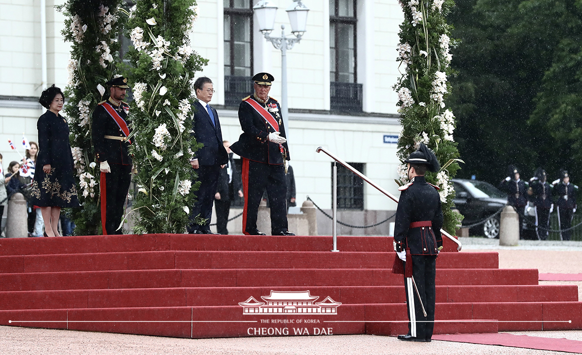 Attending the official welcoming ceremony at the Palace Square and posing for commemorative photos in Oslo, Norway