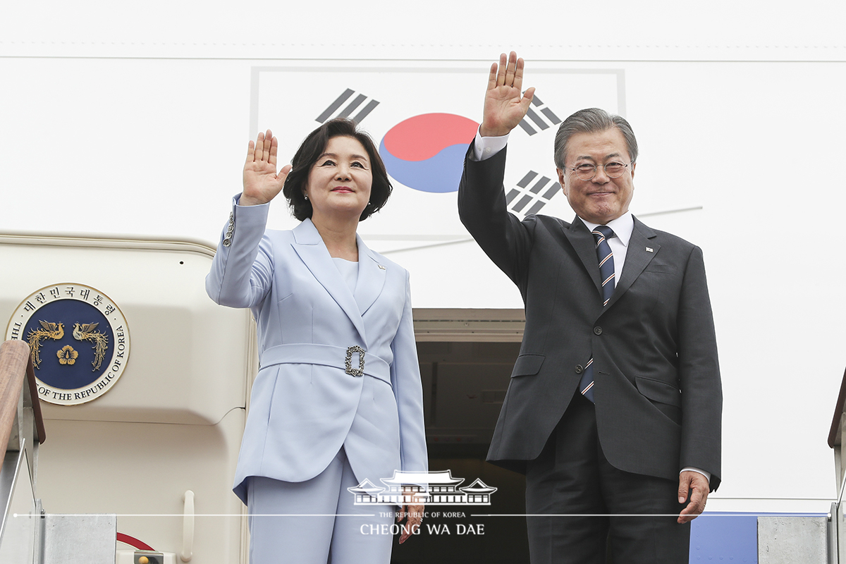 Departing from Seoul Air Base for state visits to Finland, Norway and Sweden