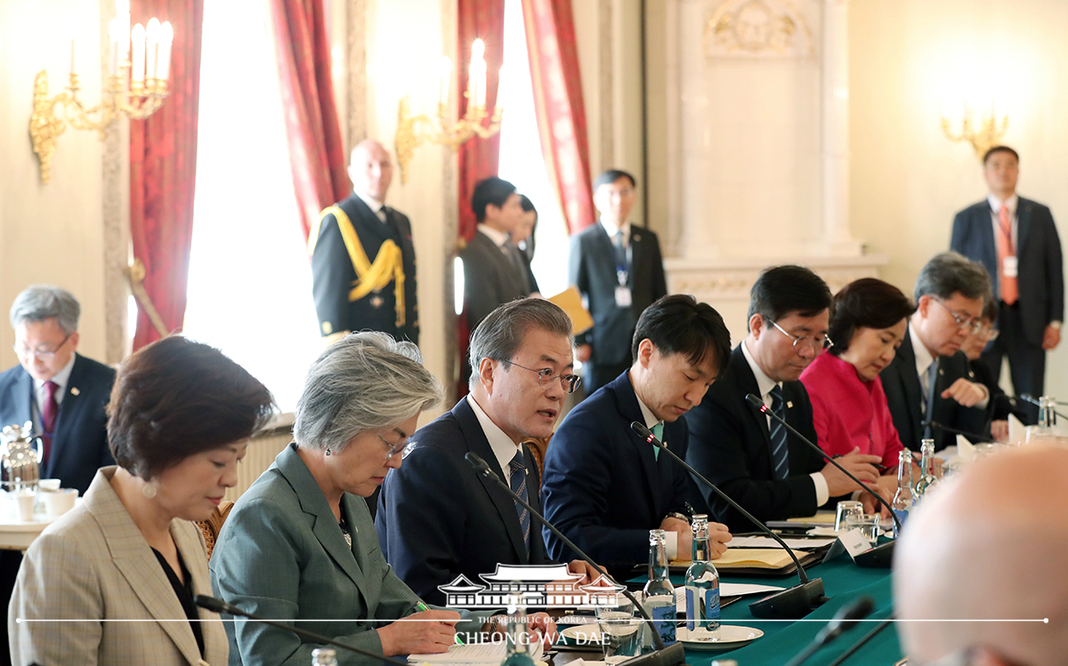 Attending the Korea-Finland expanded summit at the Presidential Palace in Helsinki