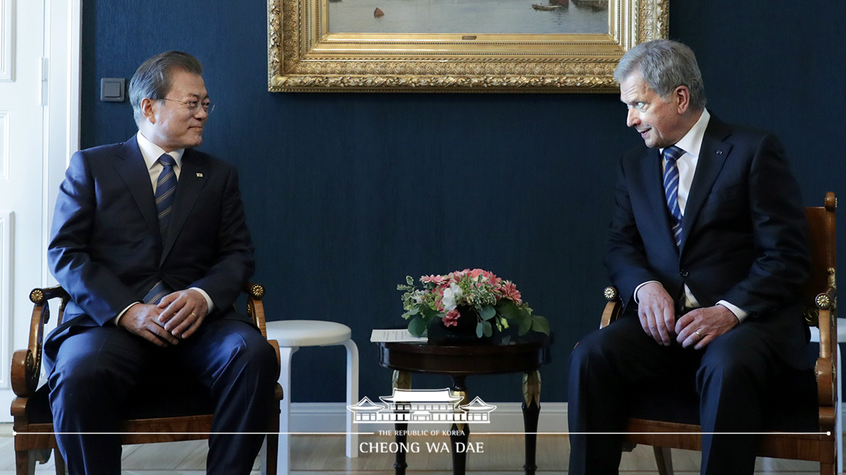 Holding one-on-one talks with President Sauli Niinistö of Finland at the Presidential Palace in Helsinki