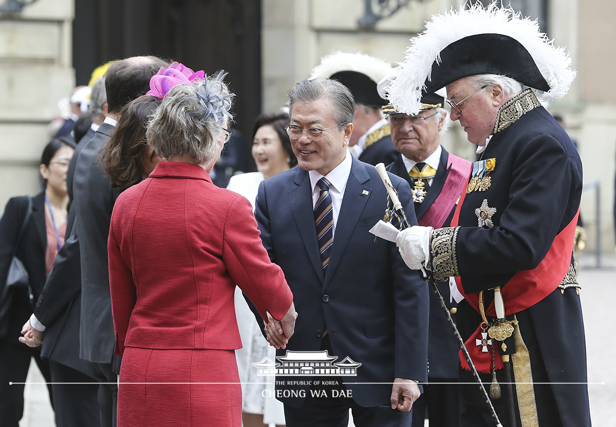 Attending the official welcoming ceremony and posing for a commemorative photo at the Royal Palace in Stockholm, Sweden 