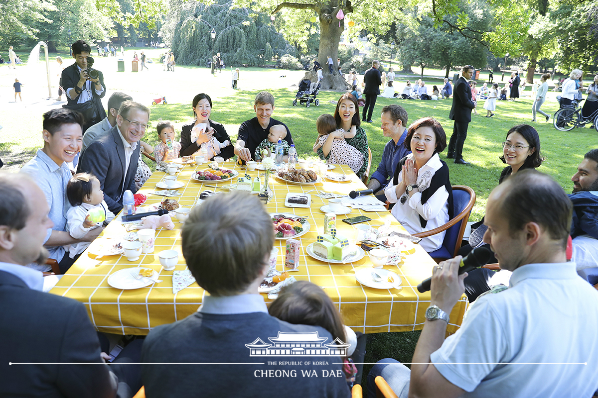 First Lady Kim Jung-sook meeting with "latte papas," a Swedish term for fathers taking a parental leave to look after their children 