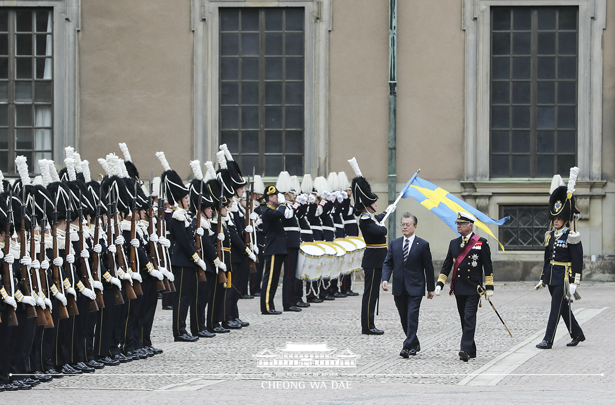 Attending the official welcoming ceremony and posing for a commemorative photo at the Royal Palace in Stockholm, Sweden 