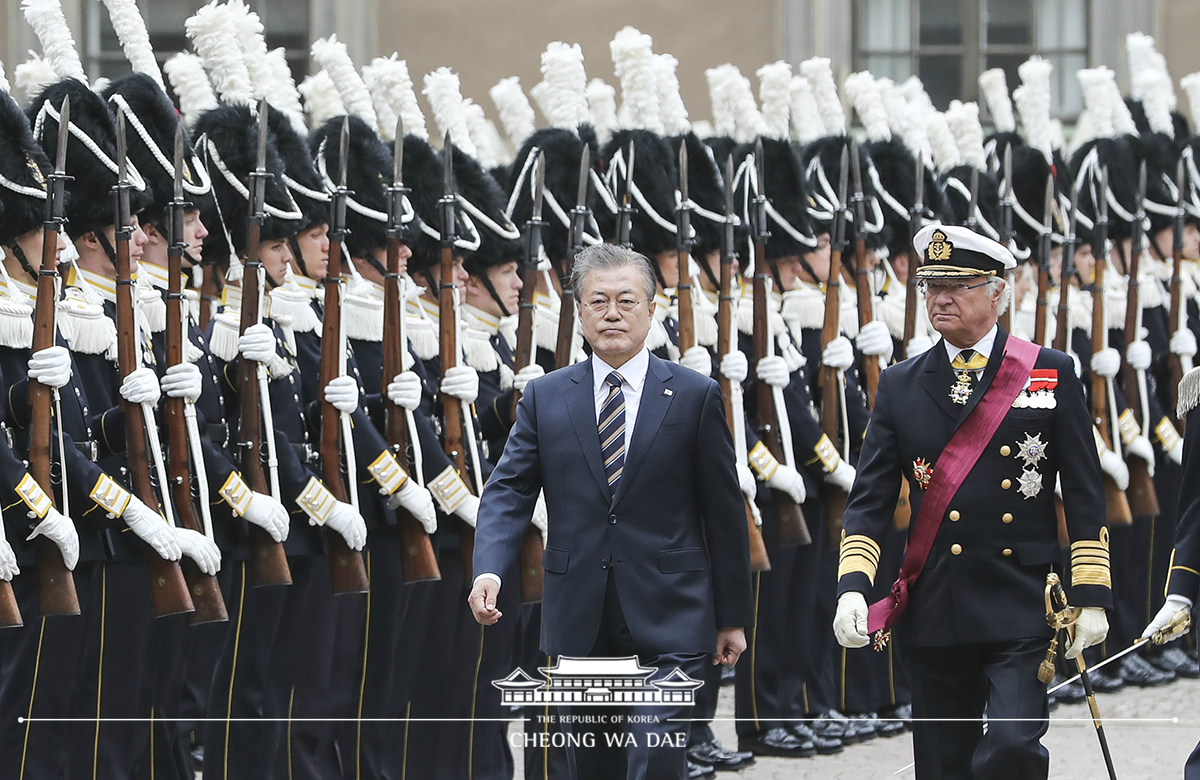 Attending the official welcoming ceremony and posing for a commemorative photo at the Royal Palace in Stockholm, Sweden 