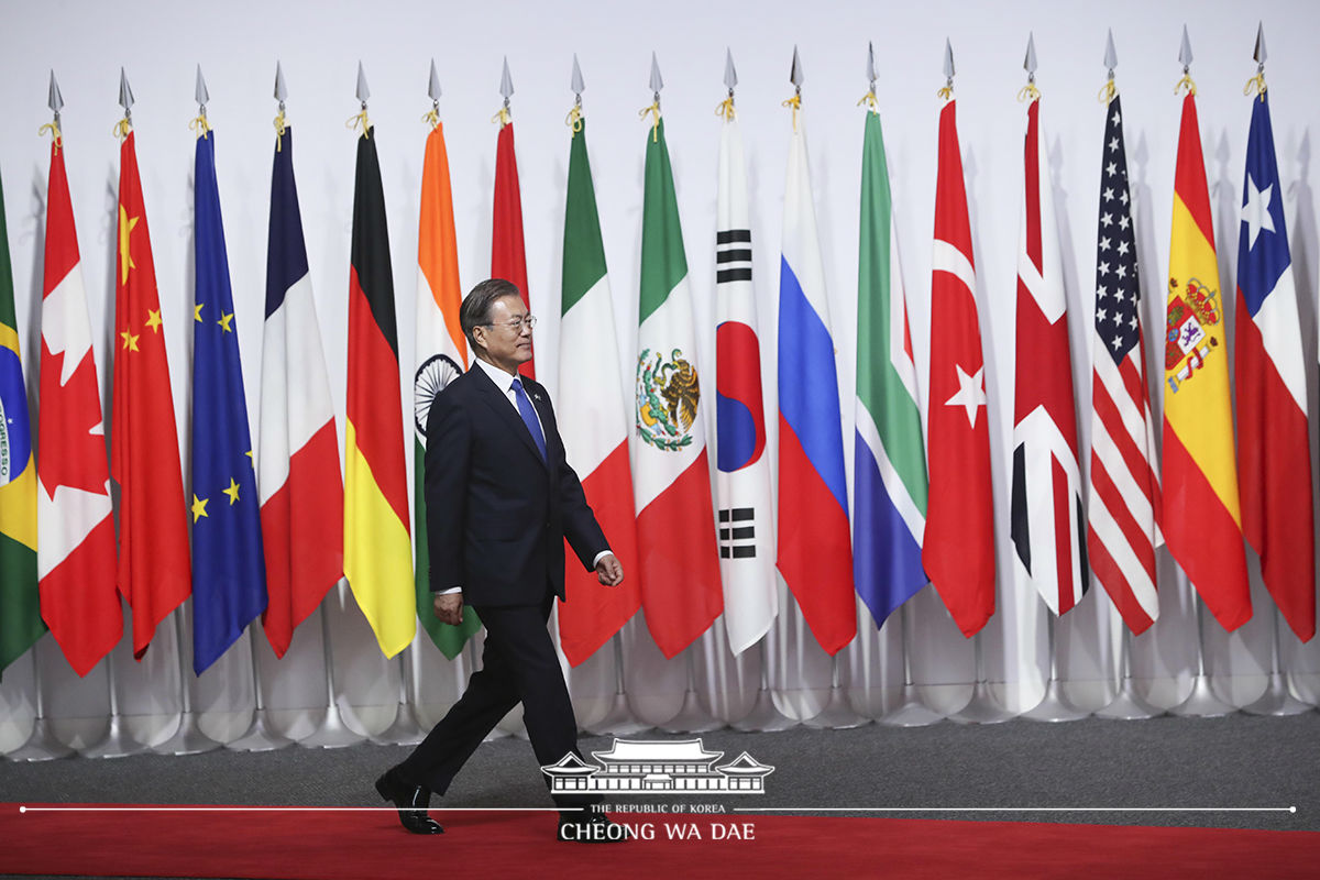 Attending the G20 Summit official welcoming ceremony and posing for a group photo