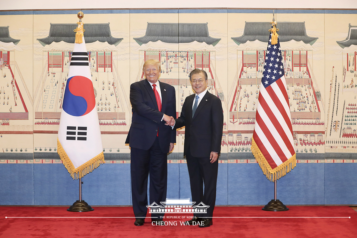 Welcoming U.S. President Donald Trump, watching President Trump signing the guestbook and posing for a commemorative photo at Cheong Wa Dae