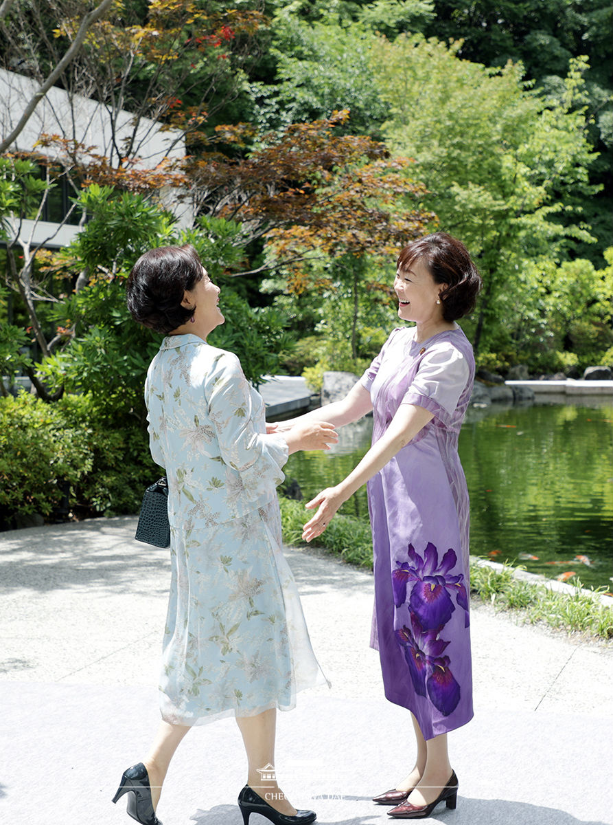 First Lady Kim Jung-sook attending a welcoming tea meeting for the G20 summit leaders’ partners