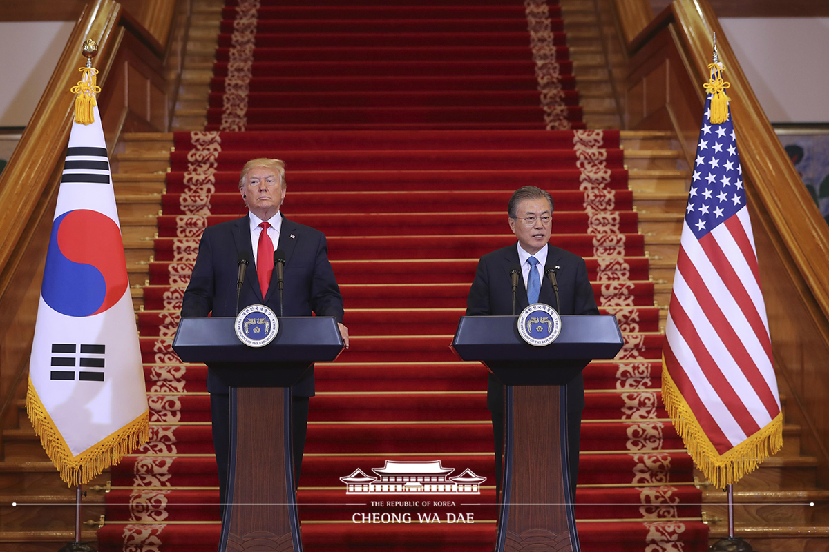 Holding a joint press conference after the Korea-U.S. summit at Cheong Wa Dae