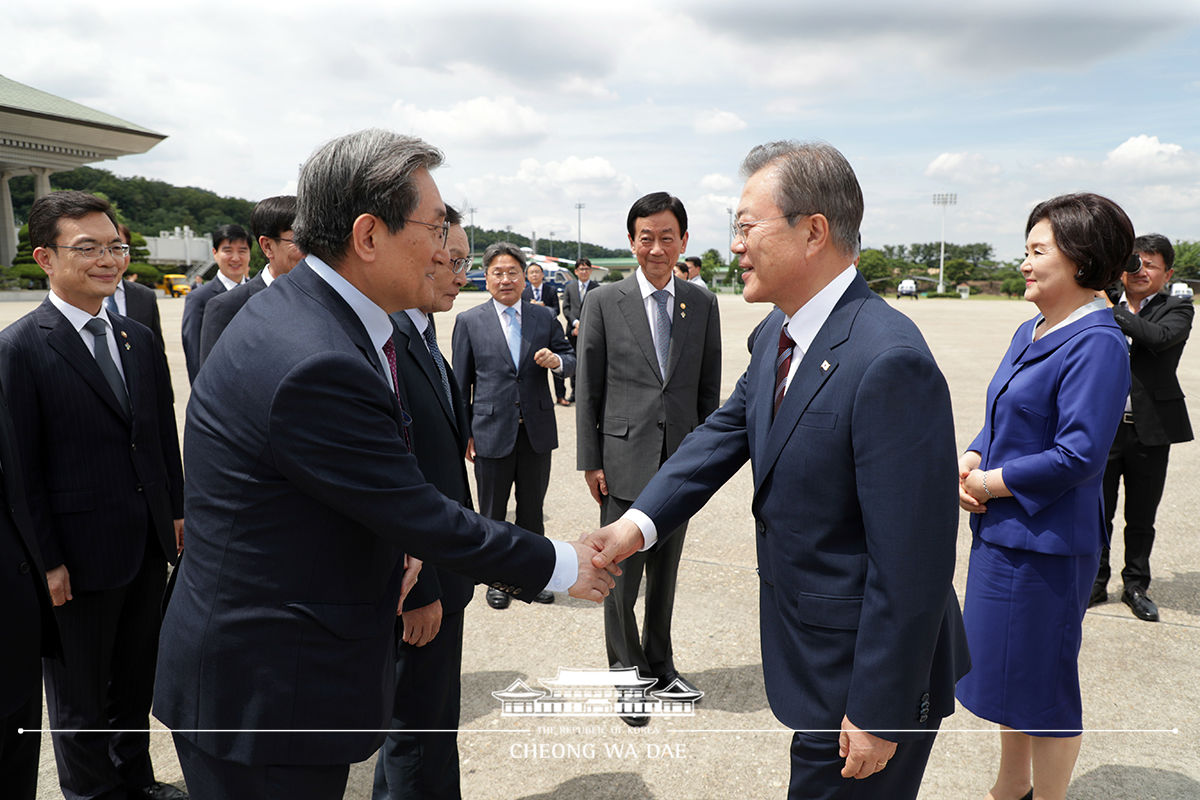 Departing from Seoul Air Base for Japan to attend the G20 Osaka Summit