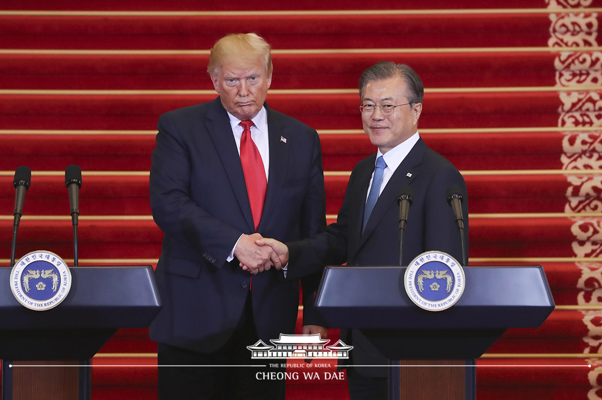 Holding a joint press conference after the Korea-U.S. summit at Cheong Wa Dae