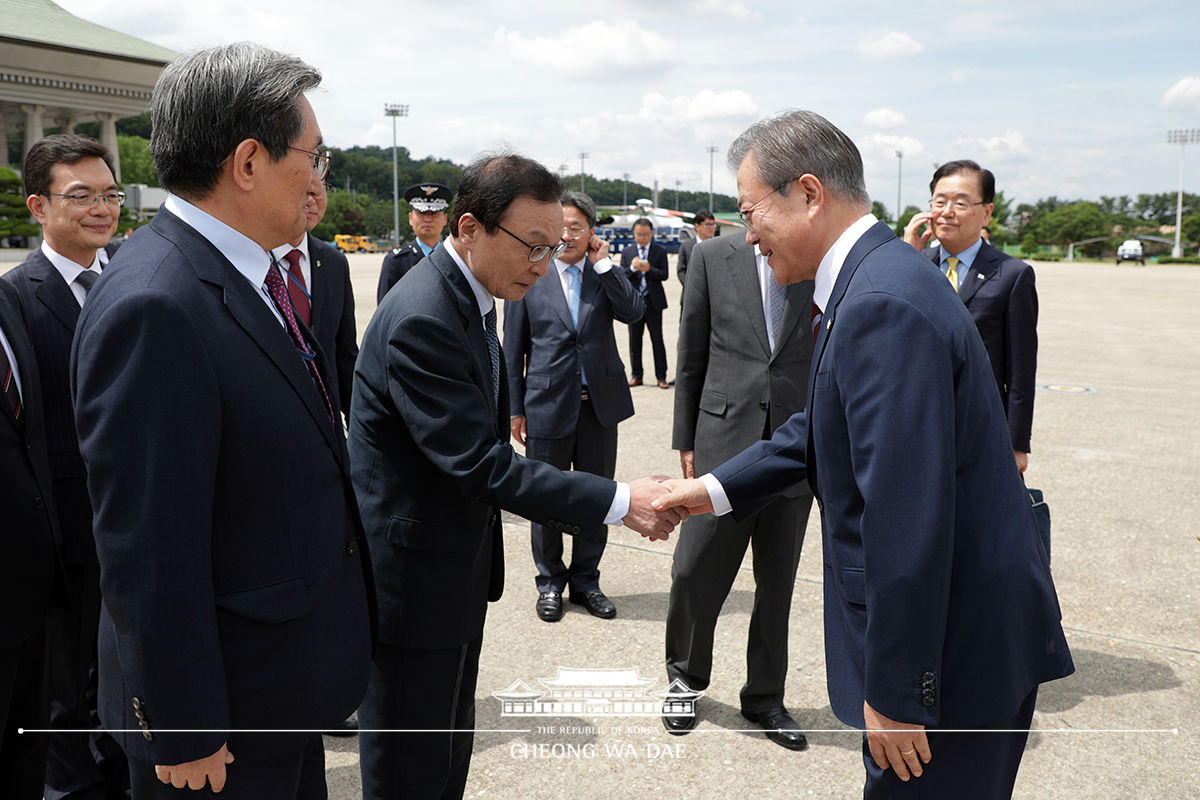 Departing from Seoul Air Base for Japan to attend the G20 Osaka Summit