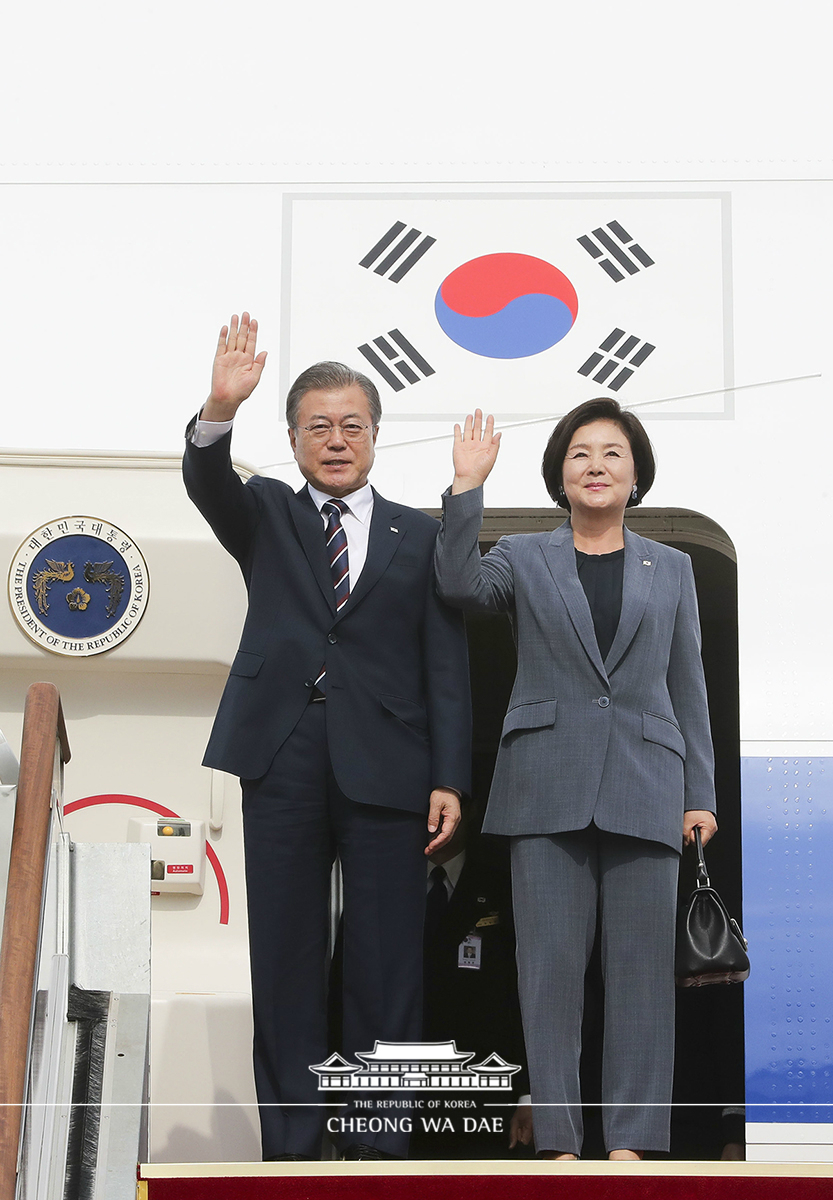 Arriving at Seoul Air Base after attending the G20 Osaka Summit in Japan